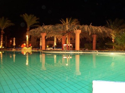 Die Poolbar am Abend